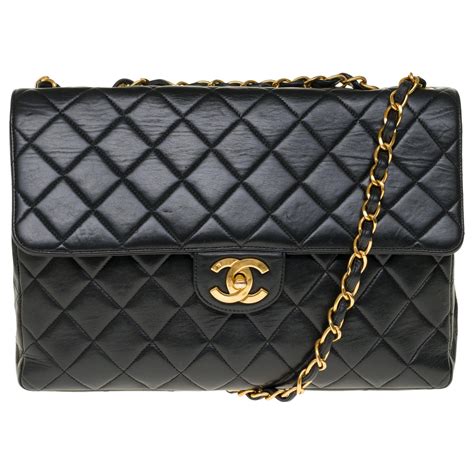 sac chanel timeless jumbo maxi en cuir d'agneau matelasse noir|Sac à main Chanel Timeless maxi jumbo en cuir matelassé noir.